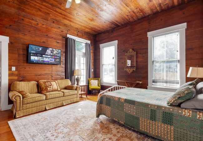 House in Seguin - The Bowie Grand - Historic Comfort in Seguin House in Seguin - The Bowie Grand - Historic Comfort in Seguin