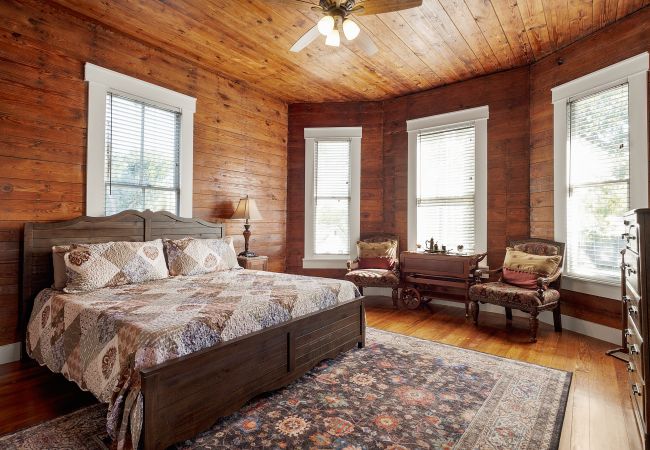 House in Seguin - The Bowie Grand - Historic Comfort in Seguin House in Seguin - The Bowie Grand - Historic Comfort in Seguin