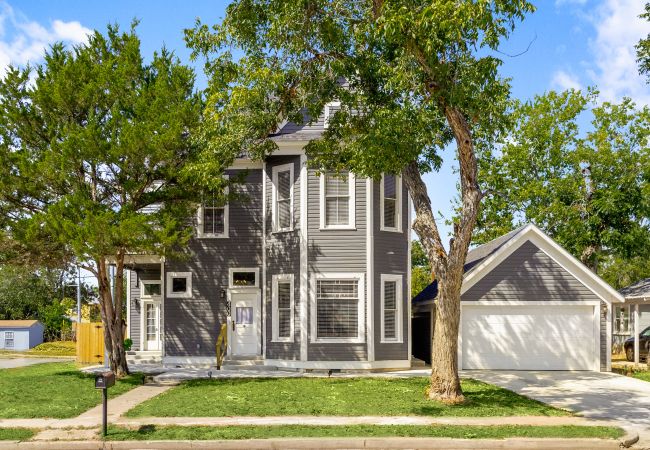 House in Seguin - The Bowie Grand - Historic Comfort in Seguin House in Seguin - The Bowie Grand - Historic Comfort in Seguin