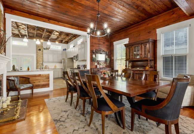 House in Seguin - The Bowie Grand - Historic Comfort in Seguin House in Seguin - The Bowie Grand - Historic Comfort in Seguin