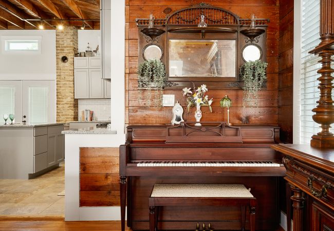 House in Seguin - The Bowie Grand - Historic Comfort in Seguin House in Seguin - The Bowie Grand - Historic Comfort in Seguin