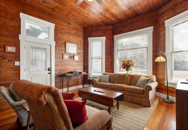 House in Seguin - The Bowie Grand - Historic Comfort in Seguin House in Seguin - The Bowie Grand - Historic Comfort in Seguin