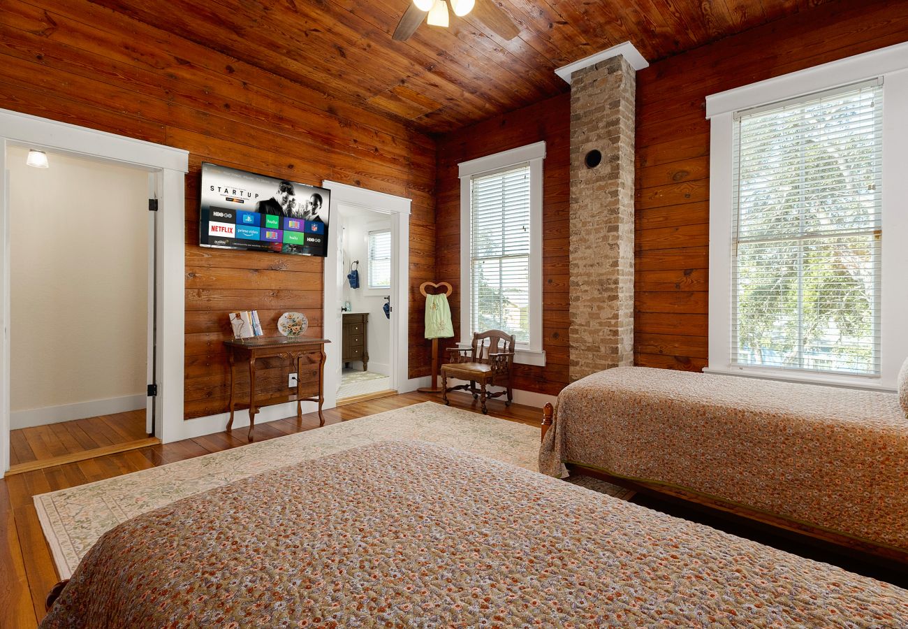 overlooks a fenced back yard not pet friendly