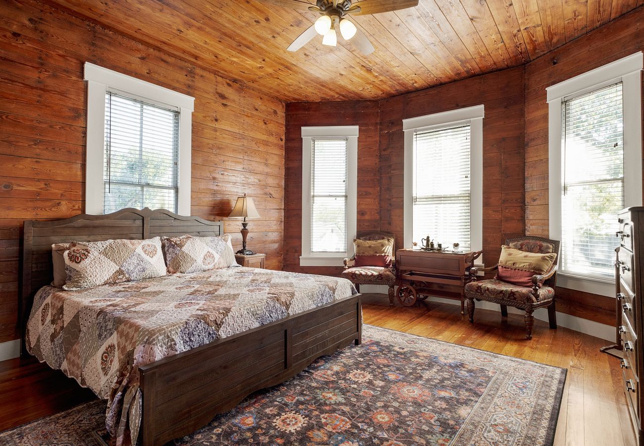 Wonderful AirBNB offers 4 bedrooms and 4 baths