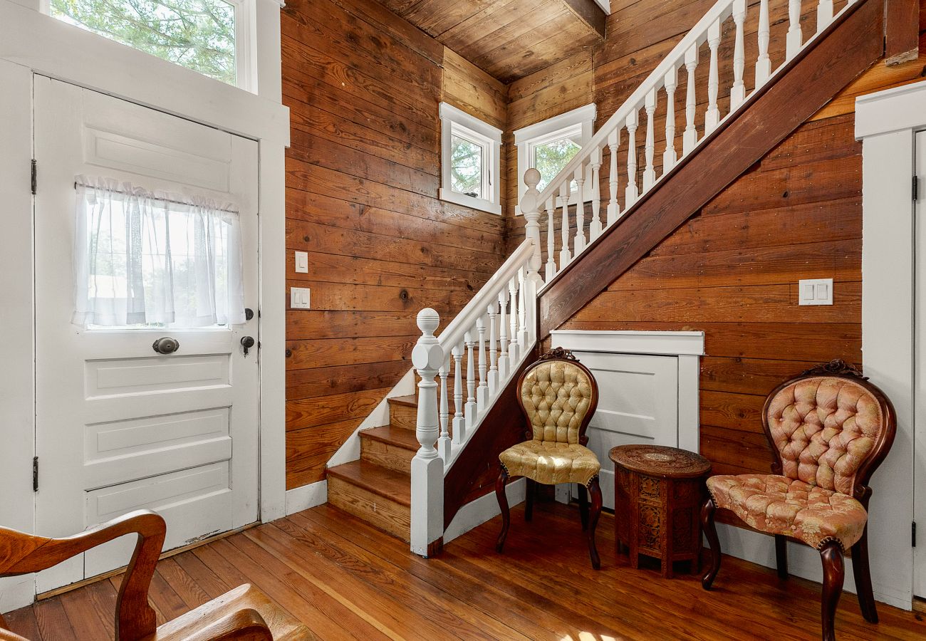 timeless comfort: historic interiors, piano, private baths in each bedroom a balcony view over downtown Seguin.